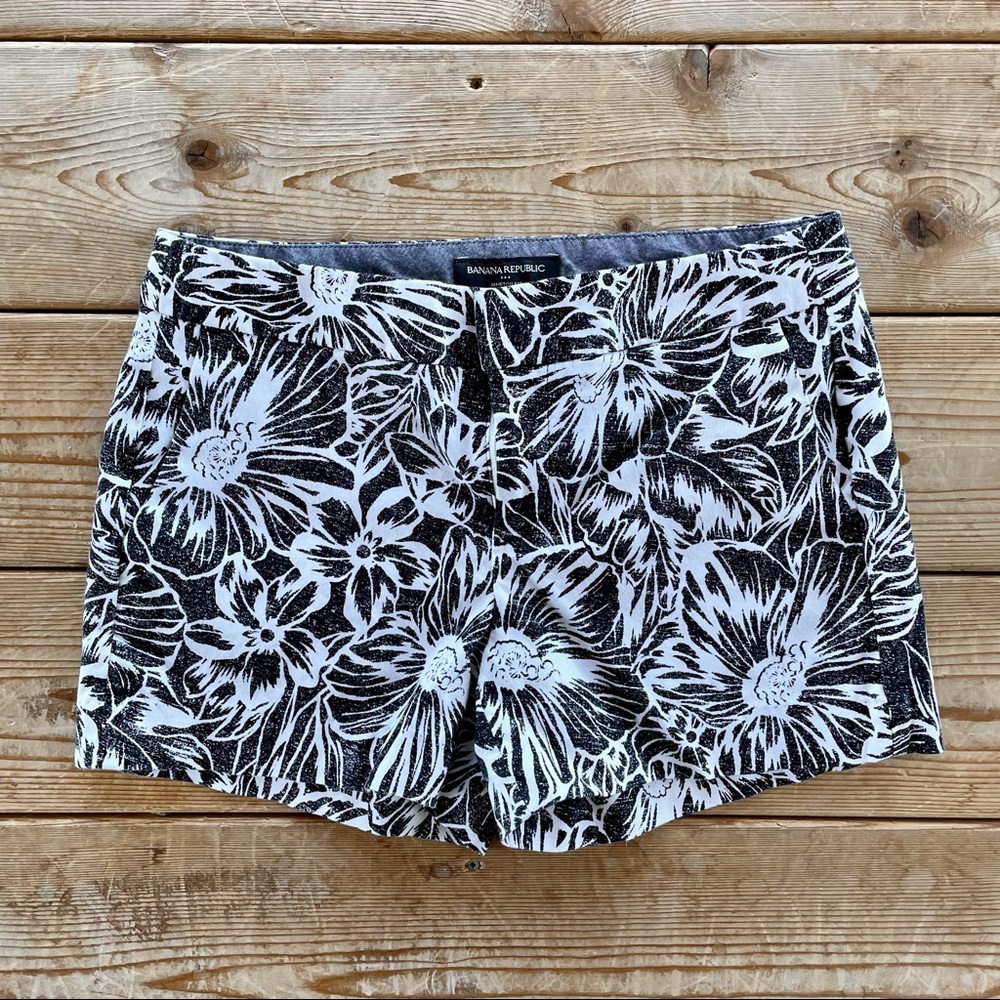 NWOT Banana Republic Hampton Shorts (size 2 black/white)
